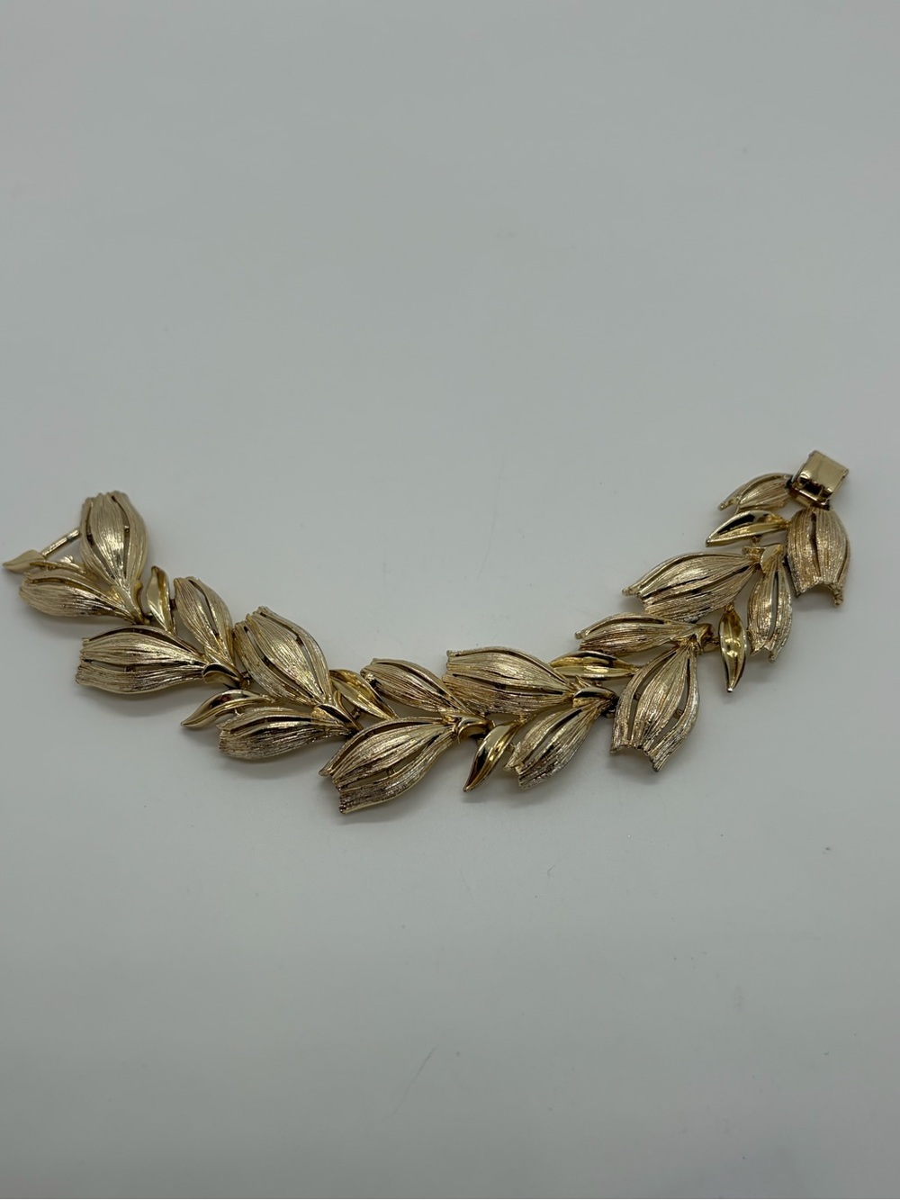 Vintage Lisner gold tone leaf bracelet